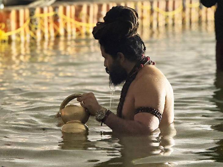 बड़ी संख्या में साधु-संत भी संगम नगरी पहुंचे हैं। मेला 800 हेक्टेयर क्षेत्र में फैला है और 15 फरवरी तक चलेगा।