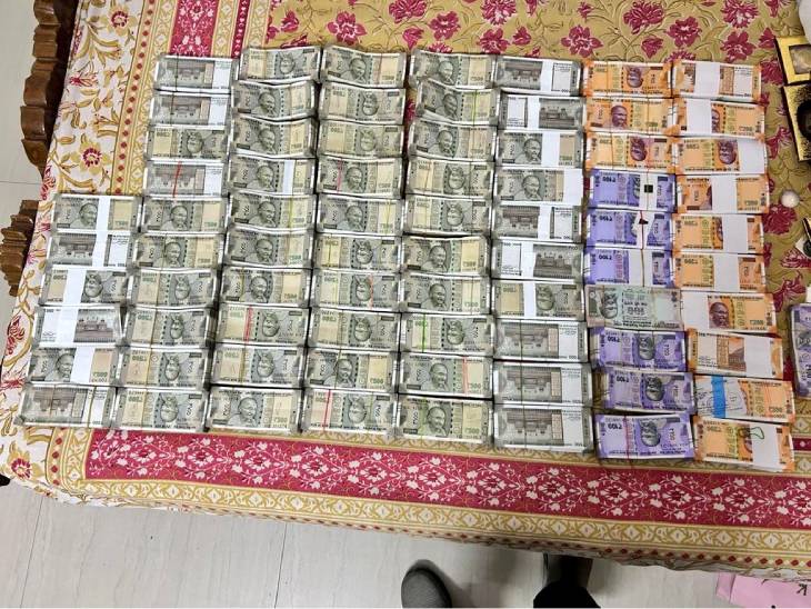 आरोपियों से 1.60 करोड़ रुपए कैश बरामद हुआ था।