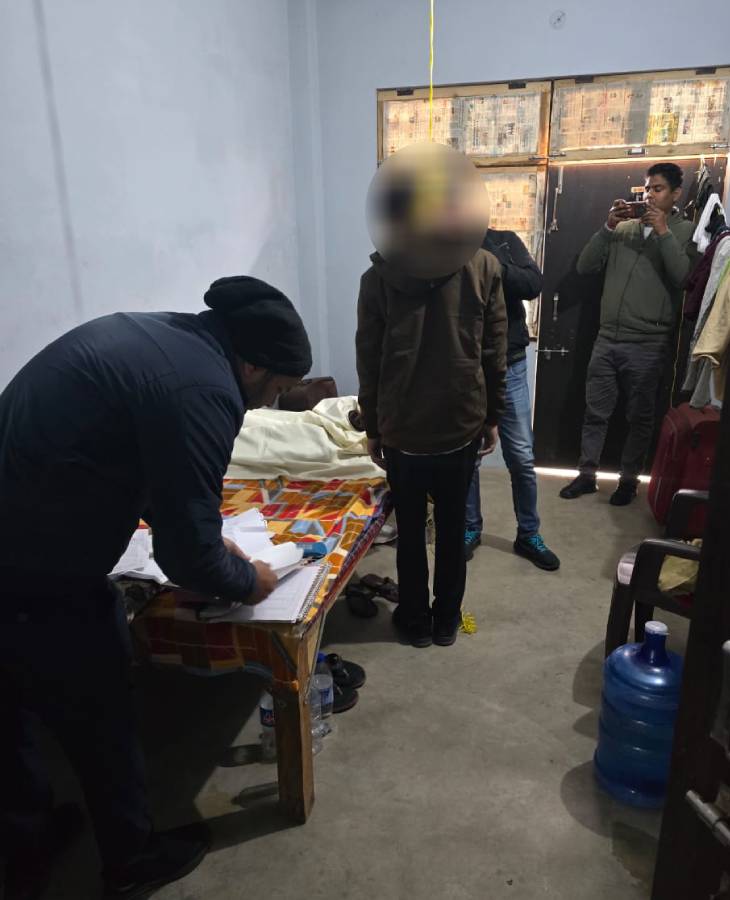 कमरे में रस्सी से छात्र शैलेंद्र कुमार का शव लटका मिला था।