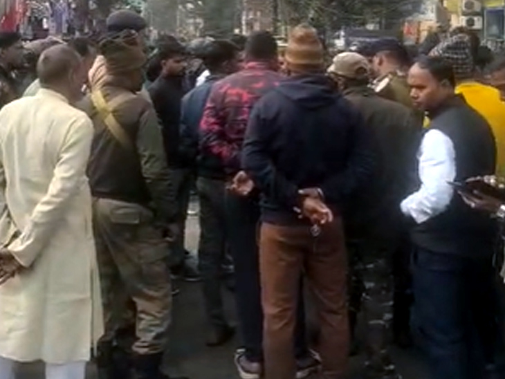 परीक्षा देने जा रही छात्रा की सड़क हादसे में मौत:  रामगढ़ में बाजार टांड़ के पास टेंपो पलटा, शव सड़क पर परिजनों ने किया रोड जाम – Ramgarh (Jharkhand) News