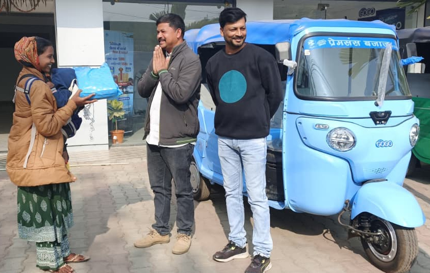 असमाजिक तत्वों ने महिला के ऑटो में लगाई आग:  गुमला में बच्चे को लेकर चलाती थी ऑटो, मुखिया से पा चुकी है सम्मान – Gumla News