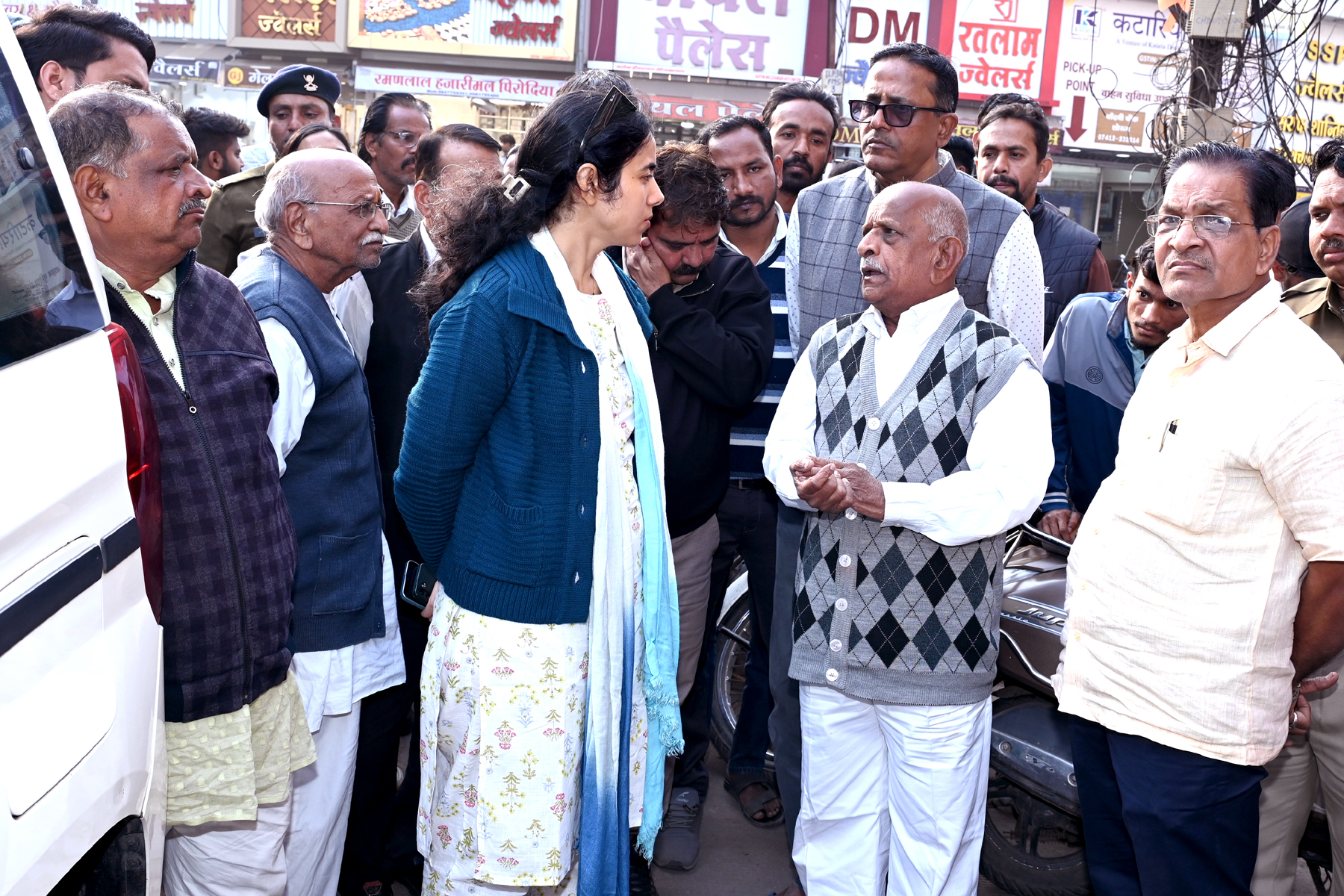 कलेक्टर मिशा सिंह से चांदनीचौक क्षेत्र में सराफा व्यापारी समस्या बताते हुए।