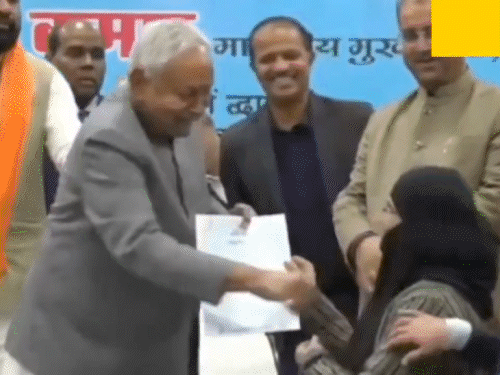 जिस वक्त नीतीश कुमार ने डॉ. नुसरत का नकाब खींचा, उनके पीछे डिप्टी CM सम्राट चौधरी खड़े थे। स्वास्थ्य मंत्री मंगल पांडेय के साथ मुख्यमंत्री के प्रधान सचिव दीपक कुमार हंसते दिख रहे हैं।