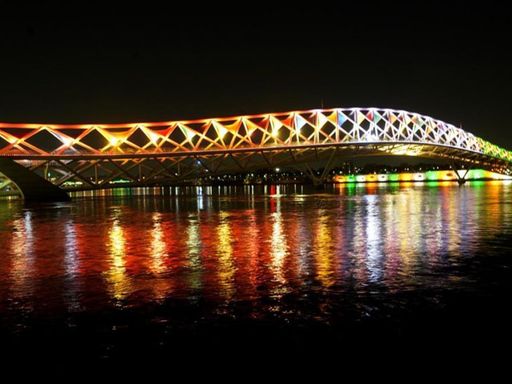 यह तस्वीर अहमदाबाद के अटल ब्रिज की है। इसी की तर्ज पर लखनऊ में पेडेस्ट्रियन ब्रिज का निर्माण किया जाएगा।