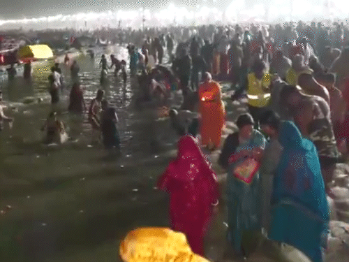 प्रयागराज में महाकुंभ के बाद पहला माघ मेला शुरू हो गया है। लाखों की संख्या में श्रद्धालु संगम में डुबकी लगा रहे हैं।