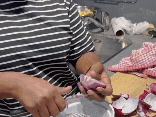 यूके में किचन में खाना पकाती परम।