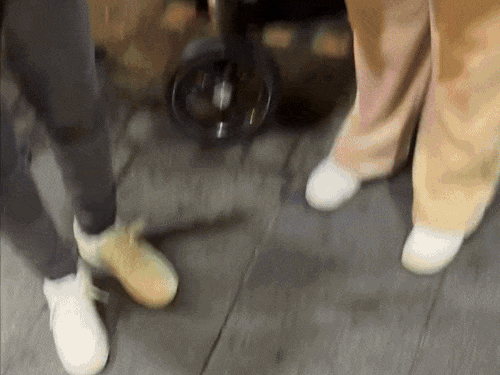 परम यूके में घूमने निकली तो फैंस ने उसके साथ सेल्फी ली।