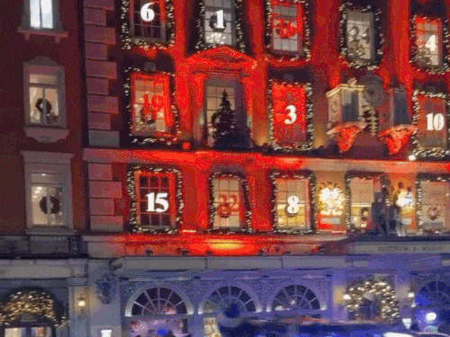 UK के बाजार में घूमती परम।