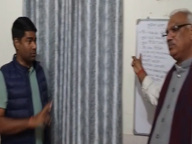 थाने के अंदर बोर्ड पर लिखी जानकारी के बारे में भी गृह राज्य मंत्री ने पूछ लिया।