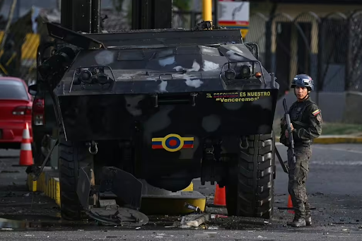 वेनेजुएला के सबसे बड़े सैन्य परिसर फुएर्ते तियुना में नेशनल गार्ड का एक जवान पहरा देते हुए खड़ा है।