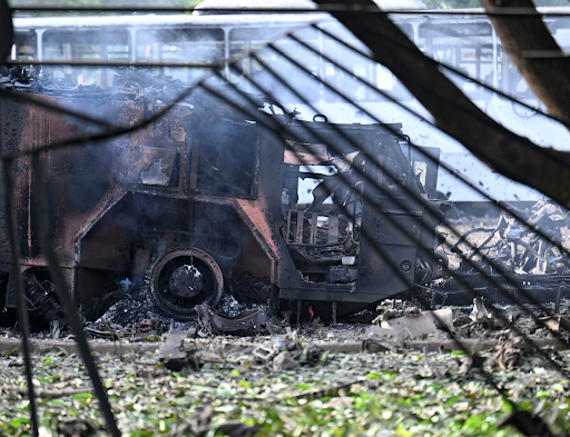 वेनेजुएला में ला कार्लेटा एयरबेस पर अमेरिकी हमले में तबाह बख्तरबंद गाड़ी।
