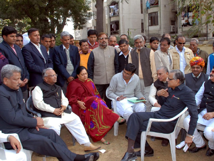 पूर्व सीएम वसुंधरा राजे और बीजेपी के दिग्गज नेताओं के साथ कैलाश नाथ भट्ट।