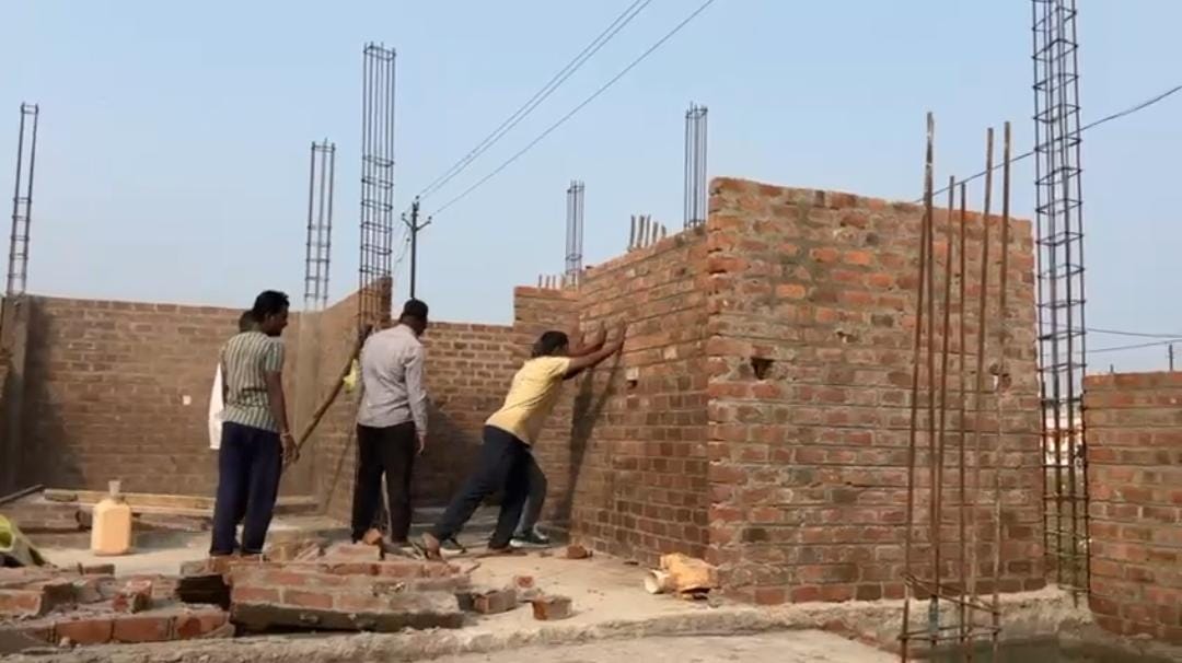 नगर निगम के अतिक्रमण रोधी दस्ते ने हाथों से तोड़ी दीवार।