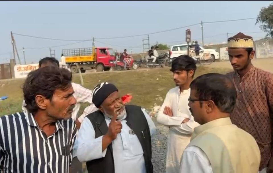 मौके पर कांग्रेस नेता रियाज हुसैन भी पहुंचे, सिटी मजिस्ट्रेट ने कहा- एक ईंट नहीं लगना चाहिए।