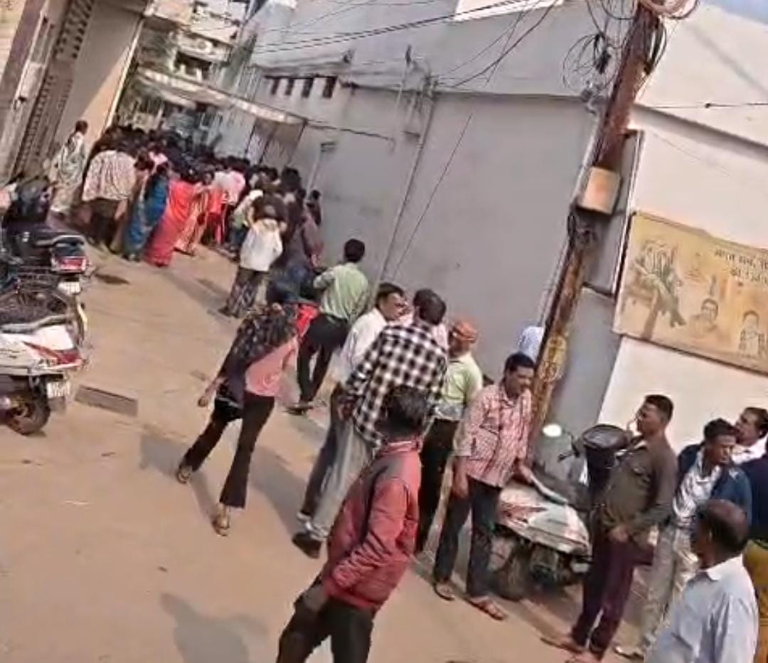 घटना की जानकारी मिलते ही घर पर पहुंचे लोग।