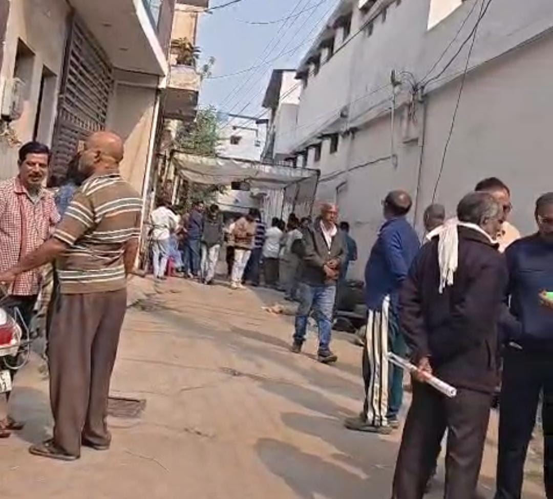 दुर्ग में छात्रा की मौत के बाद घर के बाहर लगी परिजनों की भीड़।