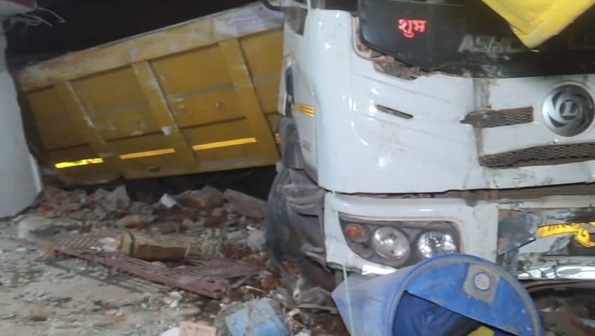 घर के अंदर बेकाबू होकर घुसी हाईवा।