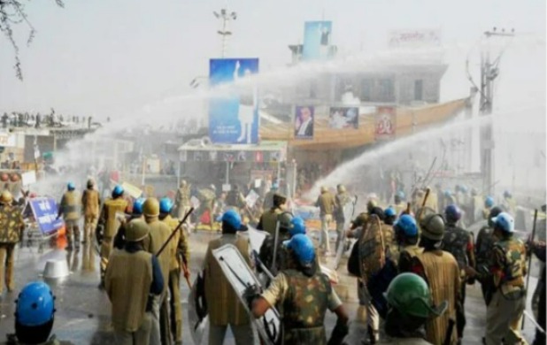 हिसार के सतलोक आश्रम में हुए बवाल के बाद कार्रवाई करती हरियाणा पुलिस। फाइल फोटो