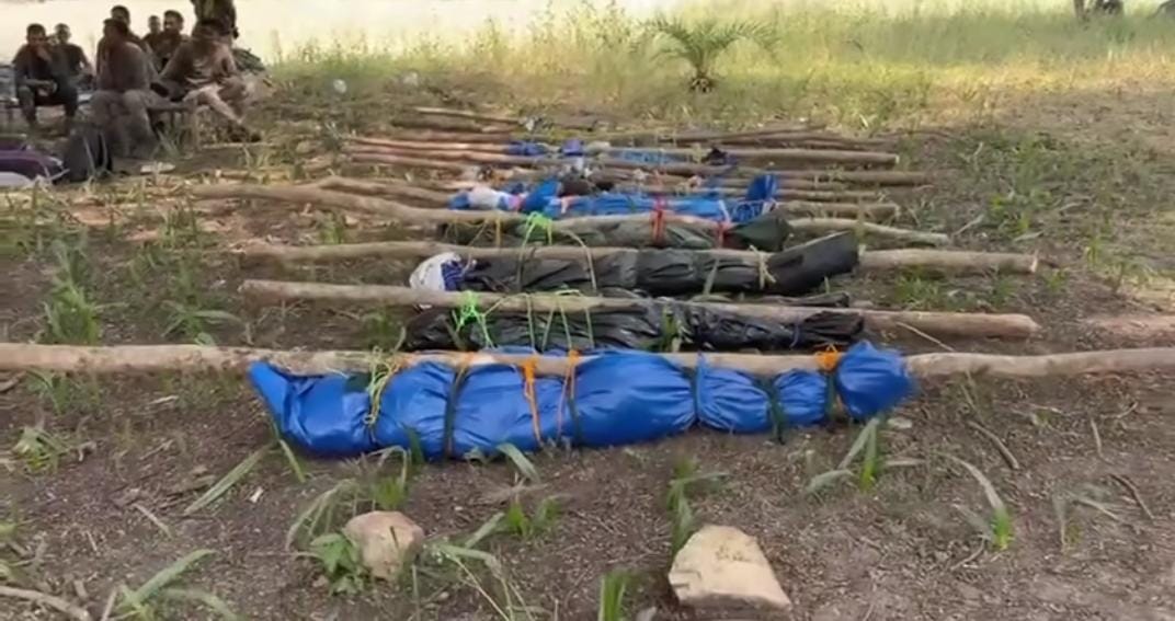 जवाबी कार्रवाई में फोर्स ने 12 नक्सलियों को ढेर कर दिया। सभी के शव और हथियार बरामद हुए हैं।