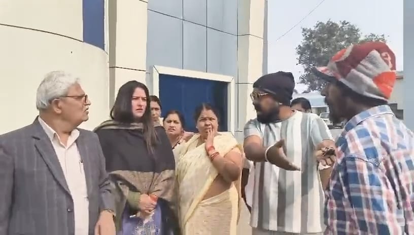 दवा ले जाते मरीजों से बात करते बीजेपी के कार्यकर्ता और डॉक्टरों की टीम।