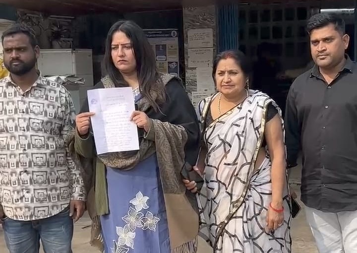जिम्मेदारों पर कार्रवाई करने की मांग को लेकर थाना में की गई शिकायत
