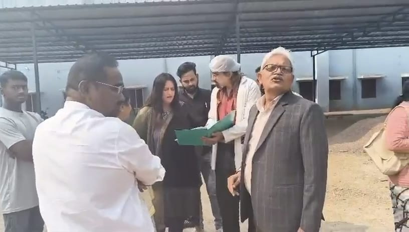 बीजेपी महिला मोर्चा की अध्यक्ष स्वीटी कौशिक ने देखी सेंटर की फाइल।