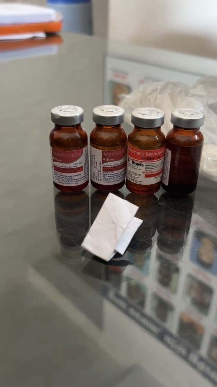 अस्पताल के बाहर मरीज के पास से मिली ये प्रतिबंधित दवाईयां।