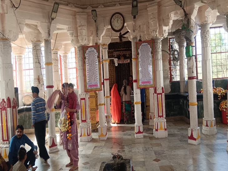 मंदिर के गर्भ गृह से नकदी समेत आभूषणों की चोरी की वारदात हुई है।