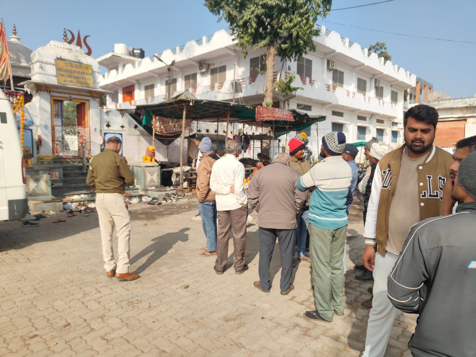चोरी की सूचना के बाद जावर माता मंदिर में पुलिस पहुंची। इस दौरान लोग बाहर जमा हो गए।