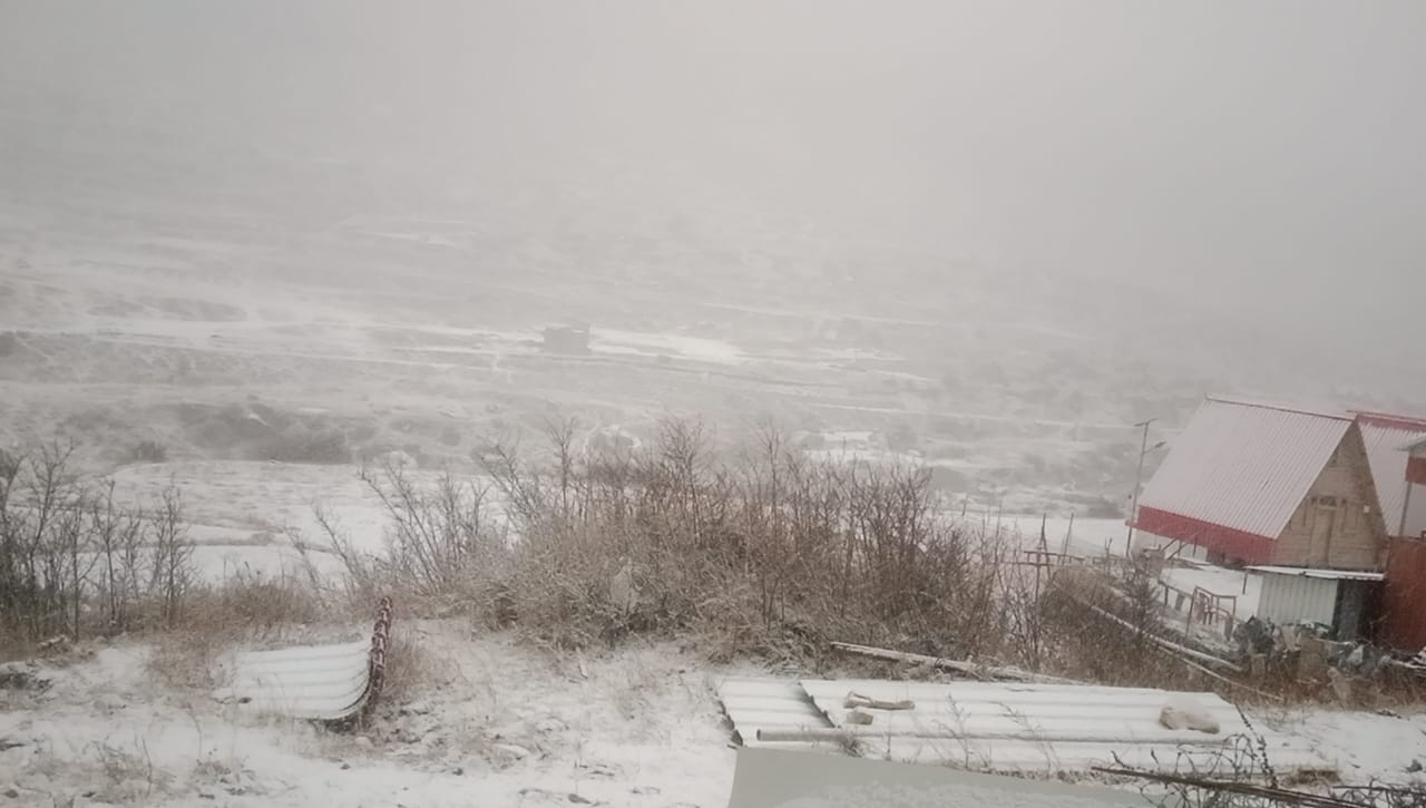 उत्तराखंड के पिथौरागढ़ जिले के धारचूला में शनिवार शाम बर्फबारी हुई।