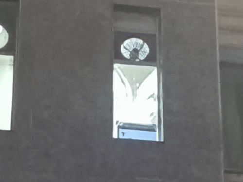 अस्पताल के सेकेंड फ्लोर की इसी खिड़की से गिरकर संजय की मौत हुई।