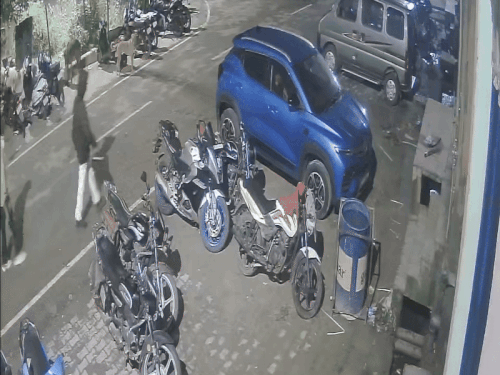 रात 12 बजकर 44 मिनट पर दो युवक कॉलोनी में रैकी करते हुए नजर आए।