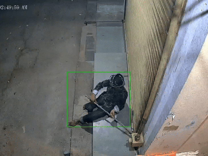 उदयपुर के गोगुंदा में एक दुकान के शटर का ताला तोड़ता चोर सीसीटीवी में कैद। - Dainik Bhaskar