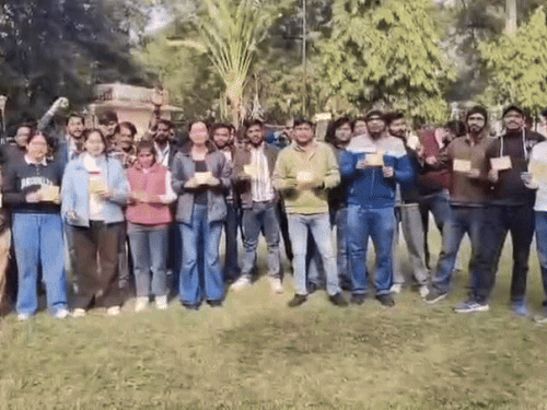 पैरामेडिकल कर्मचारियों ने खून से लिखे पोस्टकार्ड