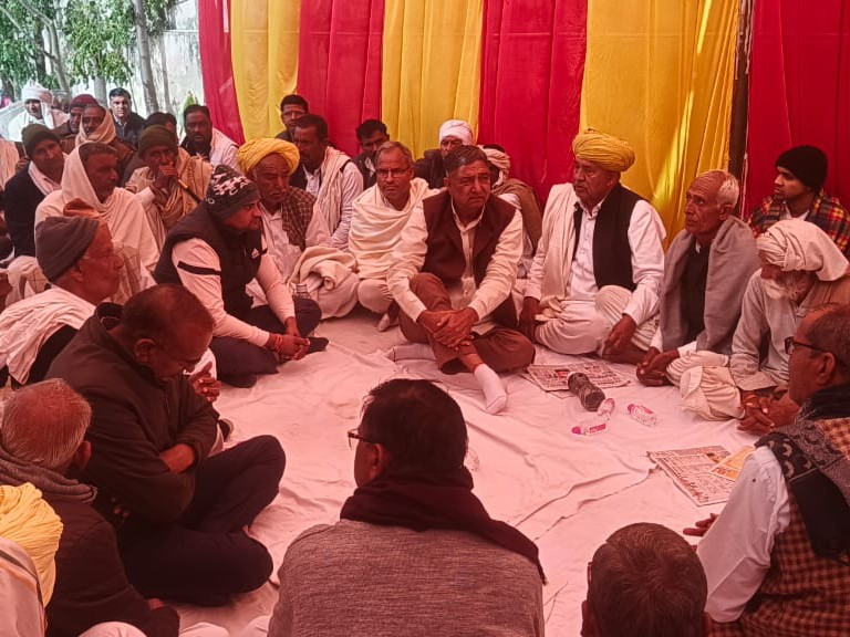 रविवार को यूडीएच मंत्री झाबर सिंह खर्रा और सैनिक कल्याण बोर्ड के अध्यक्ष प्रेम सिंह बजौर नीमकाथाना स्थित पूर्व विधायक गुर्जर के आवास पर पहुंचे।