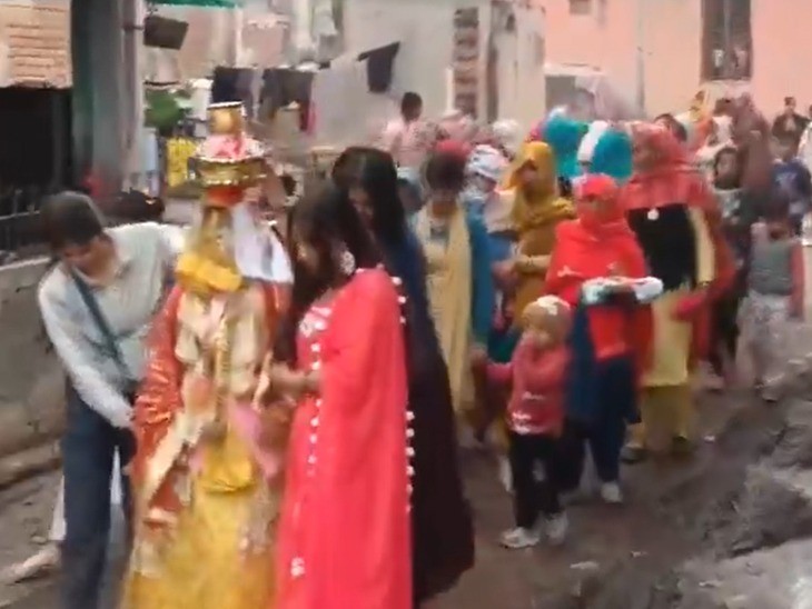 पौली गांव में कुआं पूजन के लिए जाते हुए।