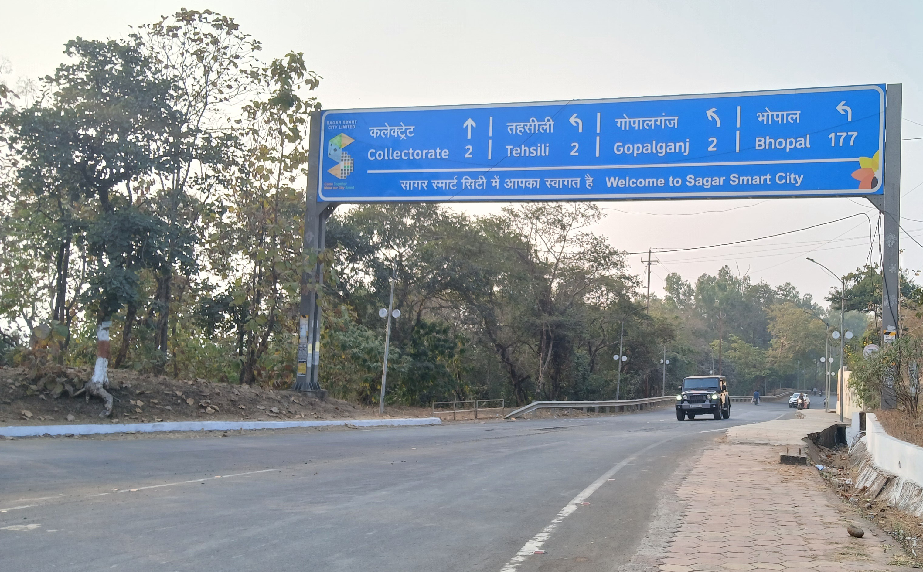 दोपहर के समय हल्की धूप खिली।