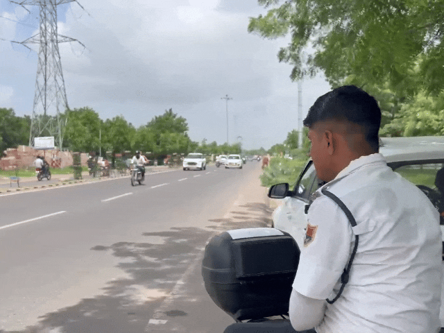 चालान काटने के लिए पुलिस के पास तीन मोबाइल वैन भी हैं।