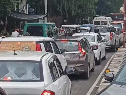 कई मार्गों पर वाहनों की कतारें लगी रहीं।