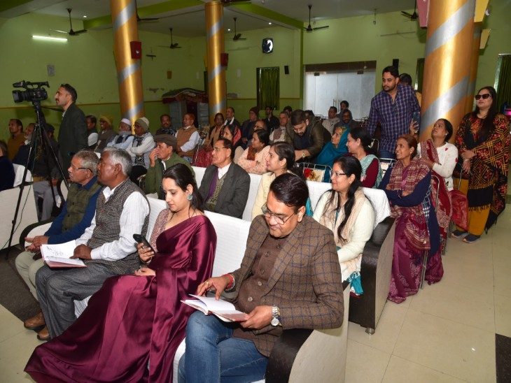 गजल संग्रह 'आपकी इनायतें'के विमोचन में मौजूद लोग।