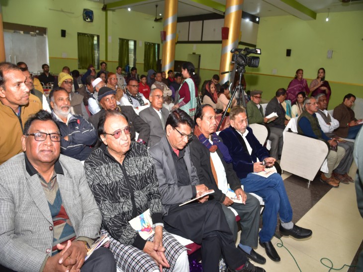 विमोचन कार्यक्रम में मौजूद शहर के लोग।