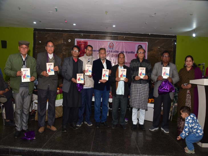 कवयित्री ममता जाट मंजुला की अतरंगी किताब का विमोचन करते अतिथि।