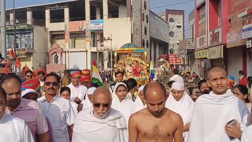 शहर में निकली शोभायात्रा में उपस्थित जैन समाजजन।