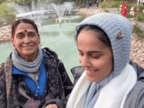 सर्दी में गर्म चाय का आनंद लेती साइना नेहवाल।