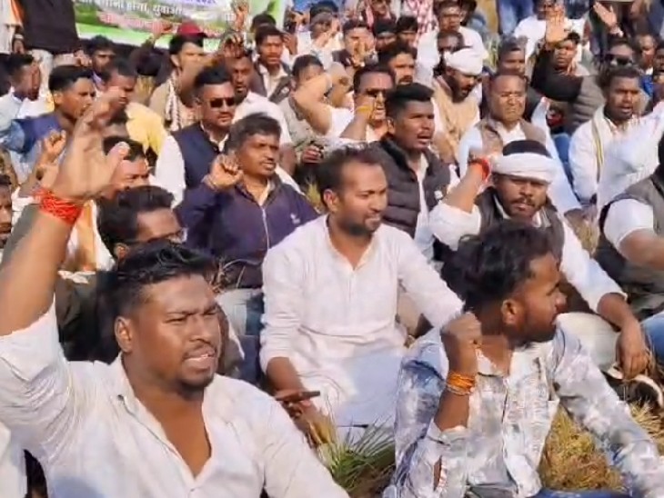 पहाड़ पर बैठ प्रदर्शन शुरू किया।