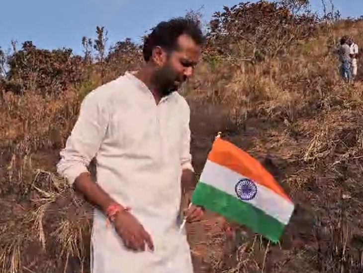 हाथों में तिरंगा लेकर गए।