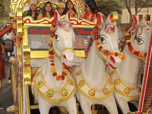 चुनरी पदयात्रा में रथ और सजीव झांकियां भी शामिल रहीं।