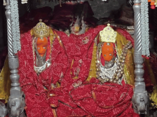 मां शाकंभरी के प्राकट्य दिवस पर चुनरी अर्पित करने के बाद चुनरियों से अटी मां ब्रह्माणी व मां रुद्राणी की मूर्तियां।