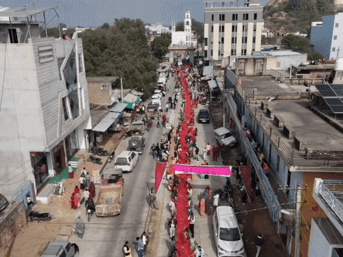 शाकंभरी मां को अर्पित की गई 8000 फीट लंबी चुनरी का ड्रोन से लिया गया दृश्य।