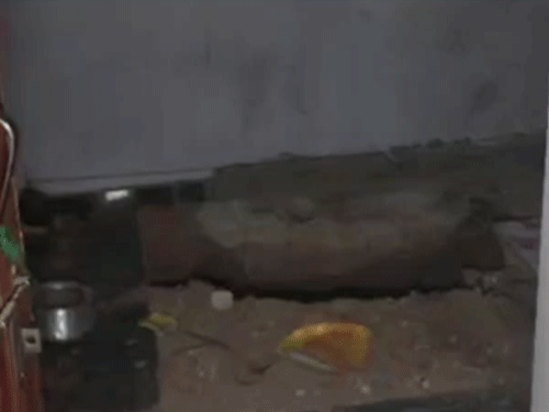 घर में खजाने के तलाश में गड्ढा खोदा गया था।